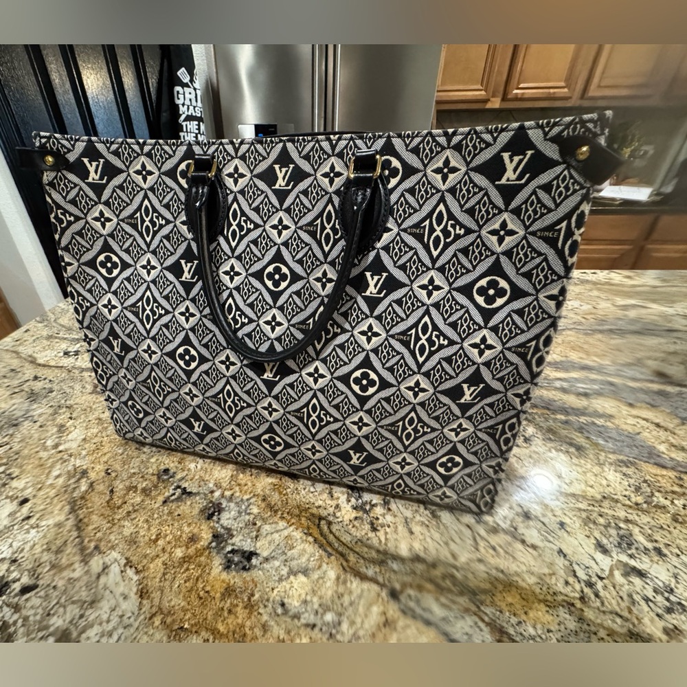 **SOLD**

Louis Vuitton TOTE BAG ON THE GO JACQUARD CANVAS GM